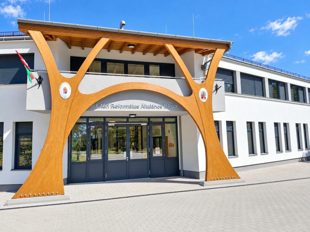 A litéri Református Általános Iskola fa tartószerkezetű főbejárata