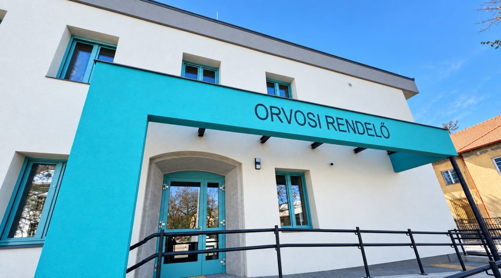 A székesfehérvári Szegfű Gyula utcai orvosi rendelő türkiz bejárata